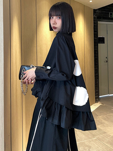シンプルなハイローブラックホワイトポルカドットプリントブラウス