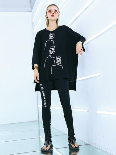 刺繍された白黒のルーズラウンドネックTシャツ