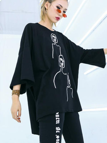 刺繍された白黒のルーズラウンドネックTシャツ
