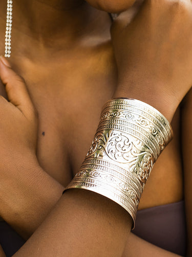 刻まれたパターン幾何ソリッドカラーブレスレットアクセサリー