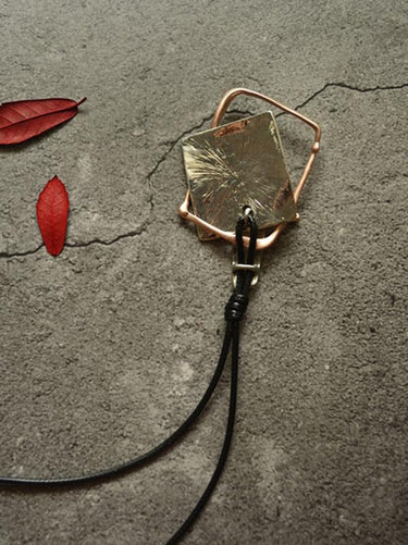 Colar de pingente de geometria simples