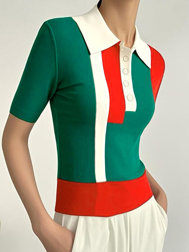 Maniche corte a botte sottili a bocconte color tappeti in stile polo.