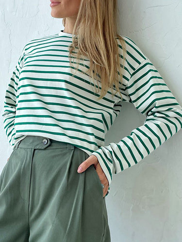 長袖のゆるいストライプの円首のTシャツのトップス