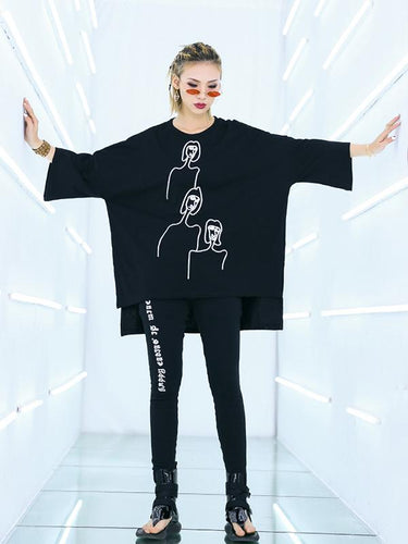 刺繍された白黒のルーズラウンドネックTシャツ