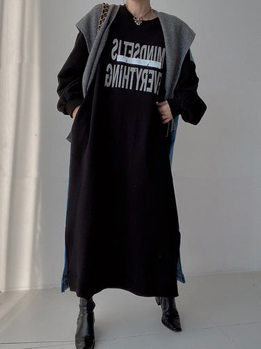 オリジナルのルーズロングスリーブレタープリントスプリットサイドスプリットジョイントラウンドネックミディドレス