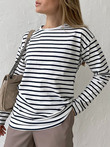 長袖のゆるいストライプの円首のTシャツのトップス