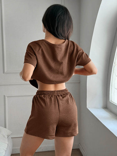 1744527 Conjunto solto de duas peças com gola redonda e manga curta em jacquard, tops + bolsos, shorts de cintura amarrados