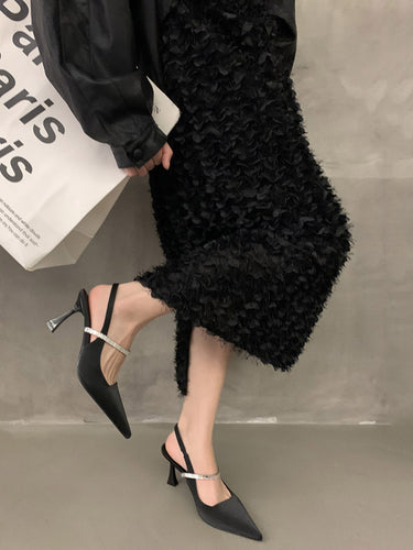 1751916 Glanzende pumps met puntige neus en riem