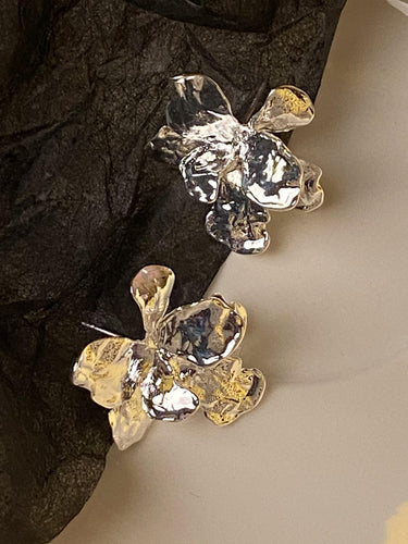ノルムコア3次元の銀色の花の形のイヤリング