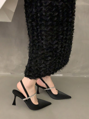 1751922 Glanzende pumps met puntige neus en riem