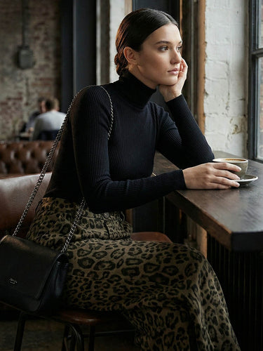 Weite Hose mit urbanem Leopardenmuster 