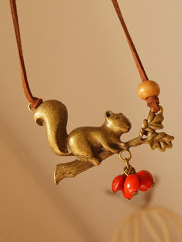 Collar de frijoles rojos de ardilla vintage