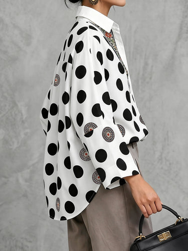 Blusas de manga comprida, modelagem solta, com decote em V e estampa de bolinhas, abotoadas internamente.&Scamisas Tops