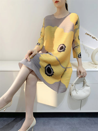 Original drei Viertelhüllen lose floraldruckgedruckte Kontrastfarbe plissierte Midi-Kleider rundem Hals