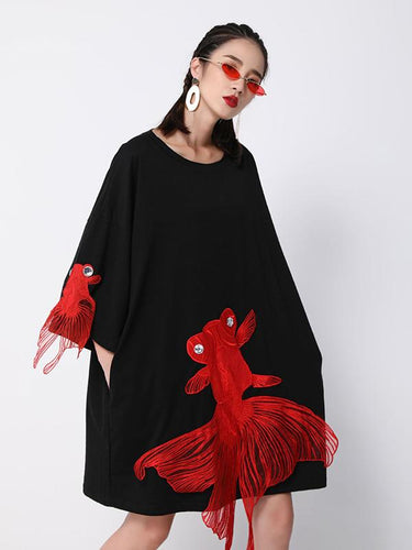 赤い金魚刺繍ルーズラウンドネックTシャツドレス
