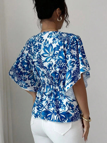 1770474 Blusas com mangas flare, mangas curtas, botões, estampa floral em cor contrastante e decote em V plissado.&Scamisas Tops