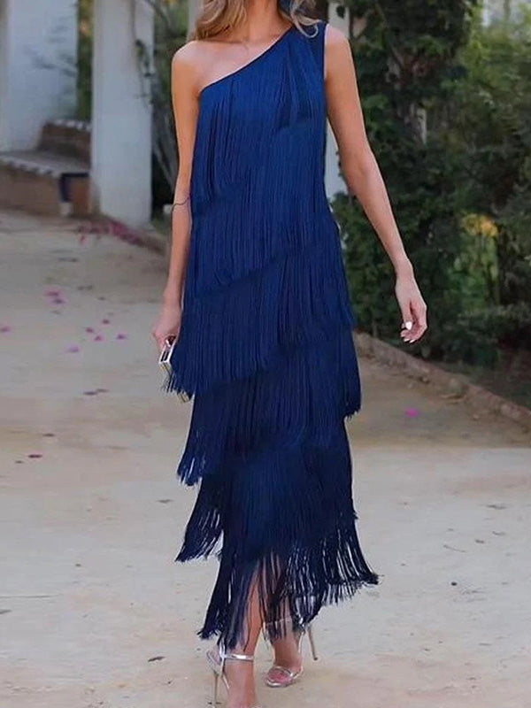 One-shoulder maxi-jurk als idee om met lage sneakers te combineren