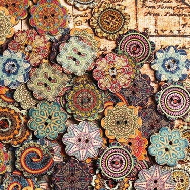 Alrededor de 100 piezas de botones de madera multicolor