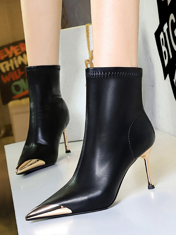 Zwarte enkellaarsjes bij kaki broek