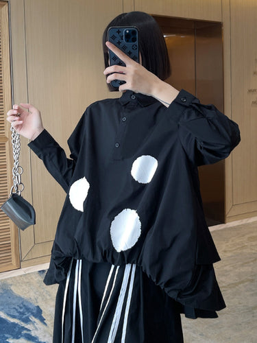 Blusa estampada de bolinhas brancas pretas e alto e alto