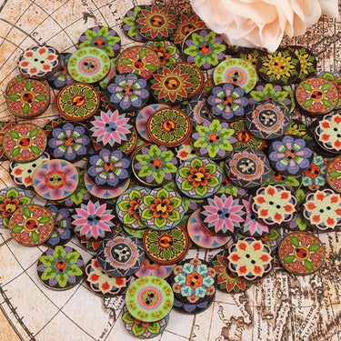 Alrededor de 100 piezas de botones redondos impresos multicolor