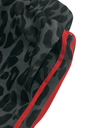 Pantaloni larghi a gamba larga con tasche leopardate a contrasto di colore. Pantaloni a righe con giunture divise