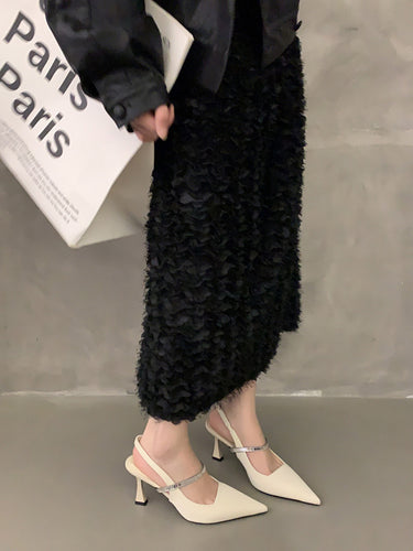 1751938 Glanzende pumps met puntige neus en riem
