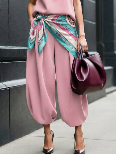 Calça cropped cintura alta com bolsos plissados ​​cor sólida