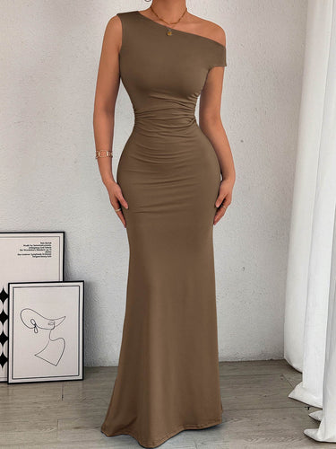 1754945 Bodycon hoog getailleerde asymmetrische geplooide effen kleur split-side one-shoulder maxi-jurken