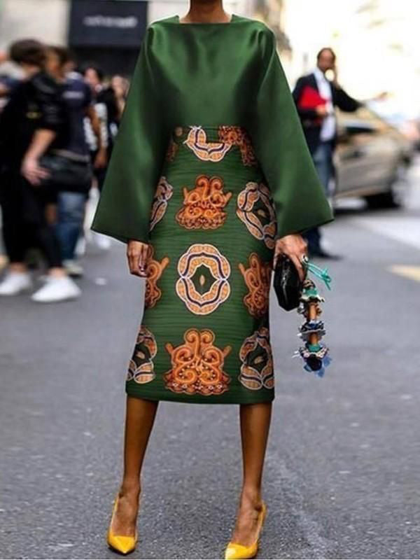 Midi-jurk met print als inspiratie voor sneakers onder een jurk