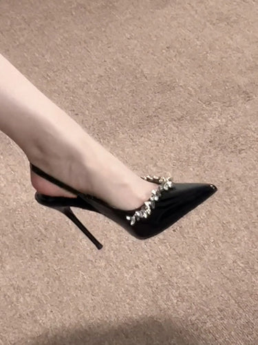 1751921 Glänzende Pumps mit spitzer Zehenpartie und Strasssteinen