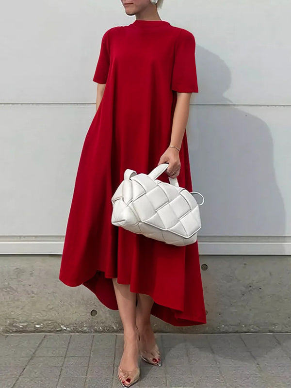Rode high-low jurk met puntige hakken en witte tas