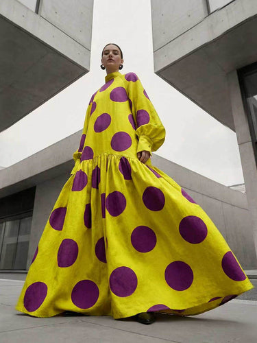 Maxikleider mit langen Ärmeln, lockerem Schnitt, weitem Saum, Kontrastfarbe, Falten, Polka-Dots, Schlitz und halbhohem Rollkragen 