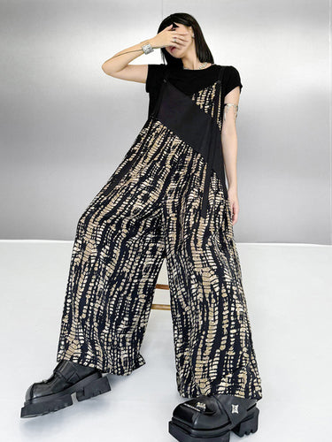 1719684 Loose Sleeveless Asymmetric Contrast Color Printed Split-Joint Spaghetti-Neck Overalls