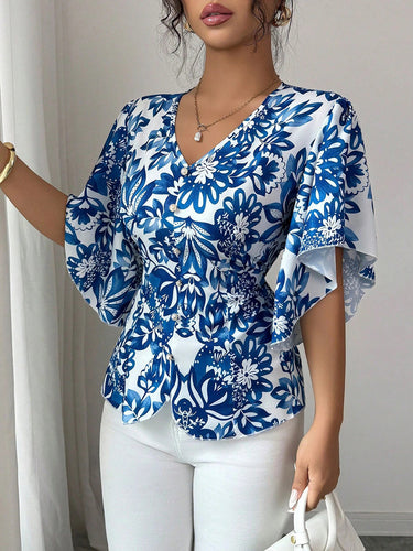 1770475 Blusas com mangas flare, mangas curtas, botões, estampa floral em cor contrastante e decote em V plissado.&Scamisas Tops