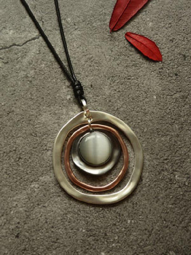 Collar elegante de bucles múltiples