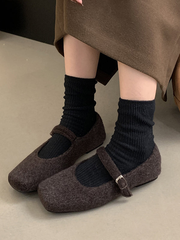 Mary Jane flats onder een jurkzoom voor comfortabel stylen