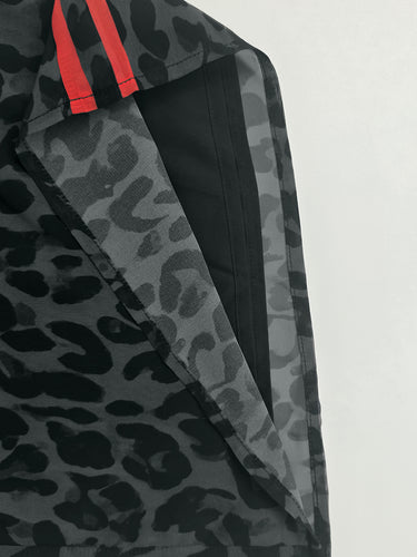 Pantaloni larghi a gamba larga con tasche leopardate a contrasto di colore. Pantaloni a righe con giunture divise