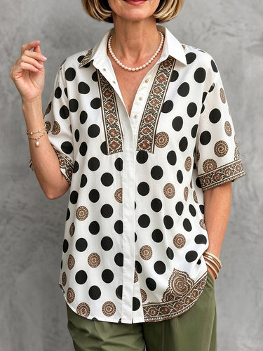 1774416 Blusas folgadas de manga curta com lapela de bolinhas em cor contrastante e fechamento por botões.&Scamisas Tops