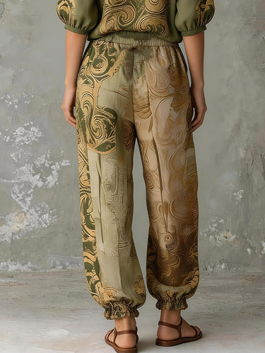 1777446 Blusas de manga curta com decote em V e estampa em cores contrastantes.&SConjunto de duas peças: blusa + calça de cintura alta com amarração e bolsos.