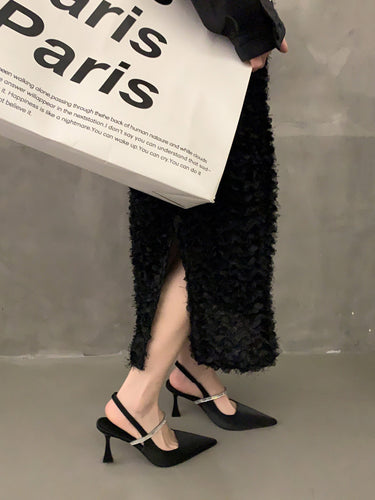 1751917 Glanzende pumps met puntige neus en riem