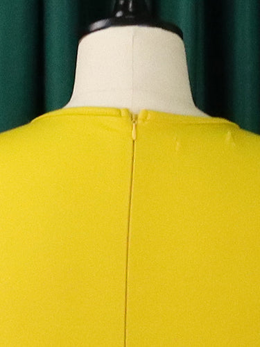 Recorte irregular PLUS TAMANHO CINELOD SOLID ROUNCE ROUNCE MIDI DRESS