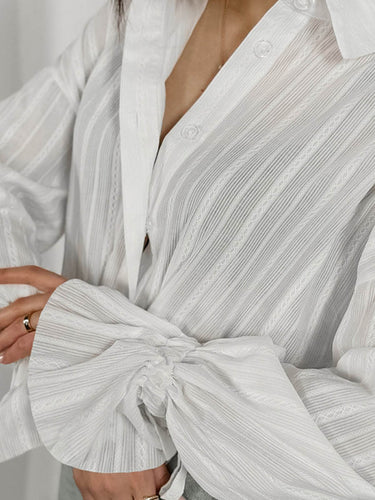 1746626 Langärmlige, locker sitzende Blusen und Hemden in Unifarbe mit Knopfleiste und gestreiftem Reverskragen 