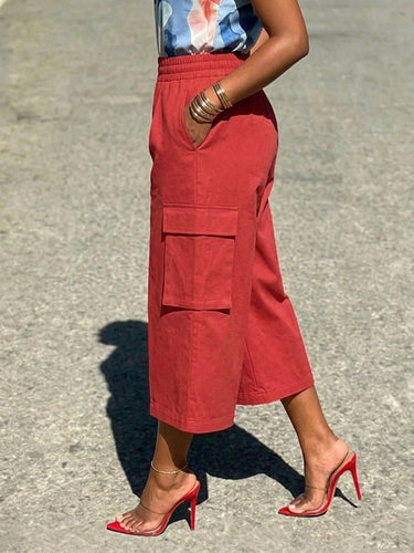 Pantalones de color liso con bolsillos sueltos y elásticos de talle alto