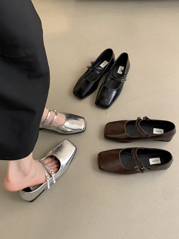 Zilveren Mary Jane flats als comfortabele bruiloftsschoenen bij een donkerblauwe jurk