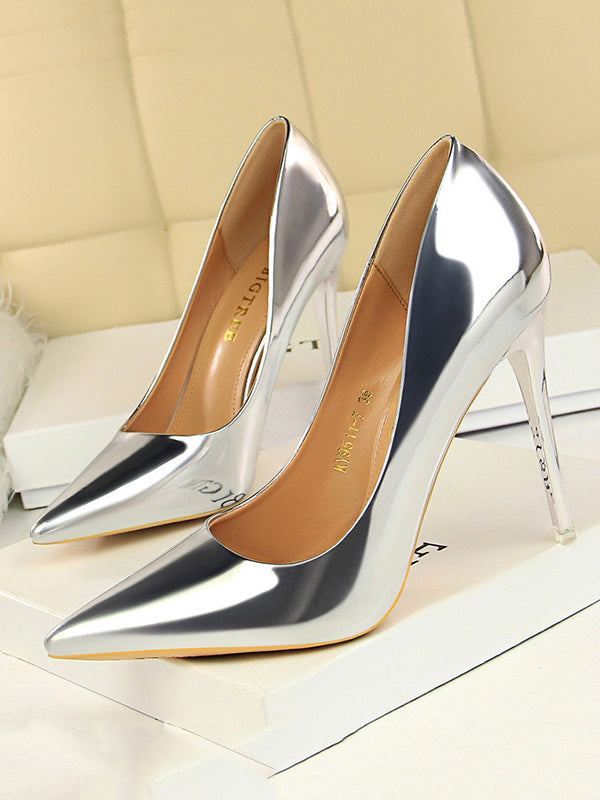 Zilveren pumps met zwarte broek
