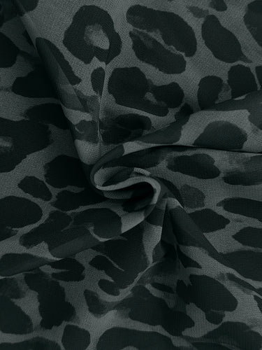 Pantaloni larghi a gamba larga con tasche leopardate a contrasto di colore. Pantaloni a righe con giunture divise