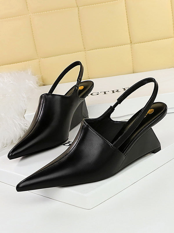 Zwarte puntige pumps bij kaki broek