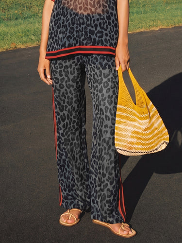Pantaloni larghi a gamba larga con tasche leopardate a contrasto di colore. Pantaloni a righe con giunture divise