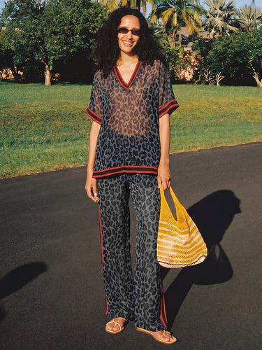 Camicette ampie a maniche corte con stampa leopardata a contrasto e revers a righe con spacco laterale.&Stop